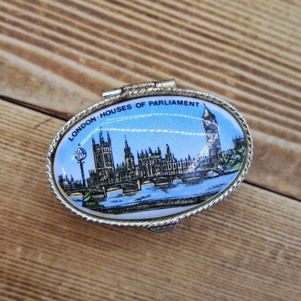 VTG PILL BOX Porcelain London Houses Of Parliament Oval Pillbox Souvenir Metal